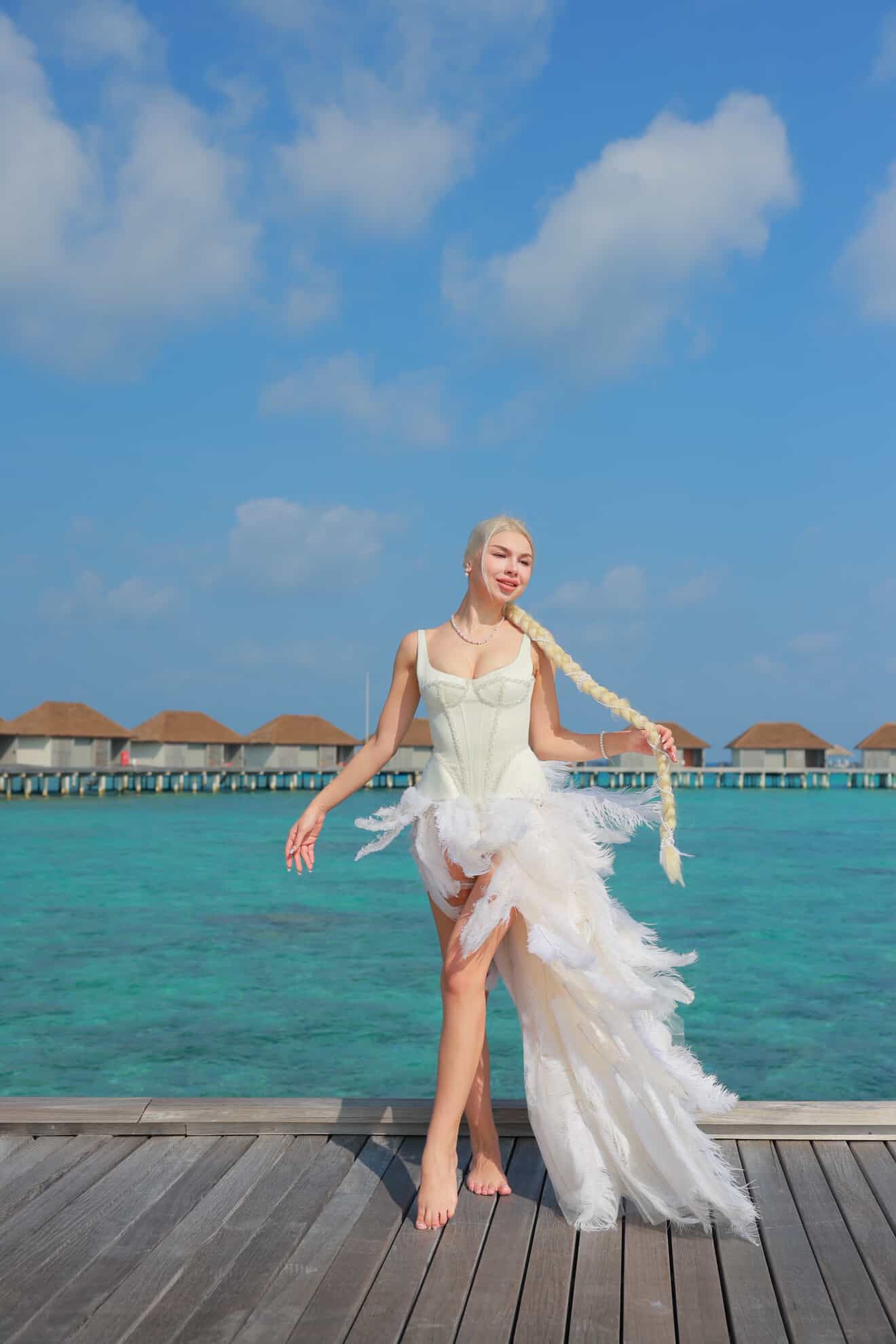 Великолепна рокля с пера: Feathra