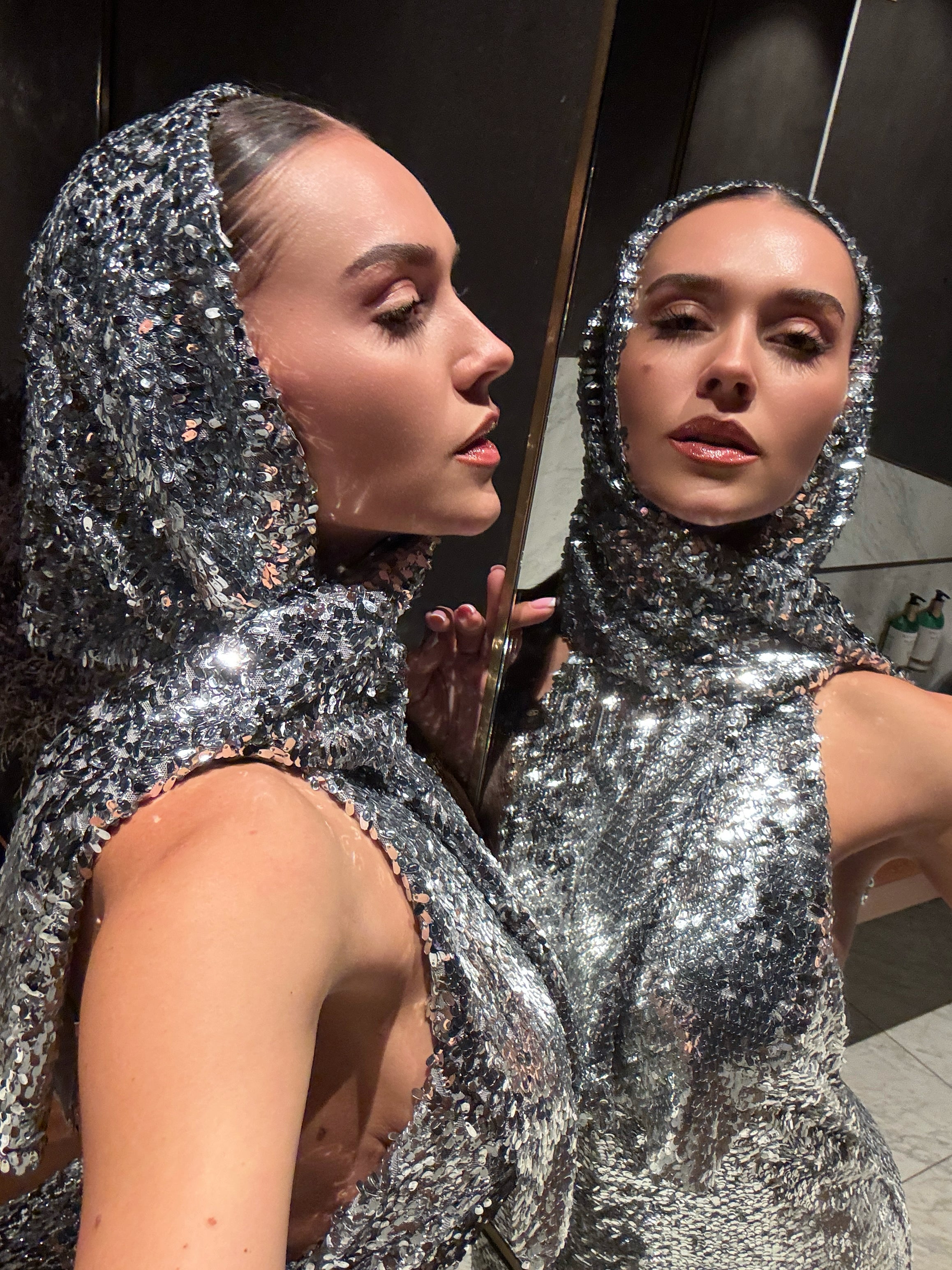 Официална рокля с гол гръб с пайети в сребристо: Grande Opera