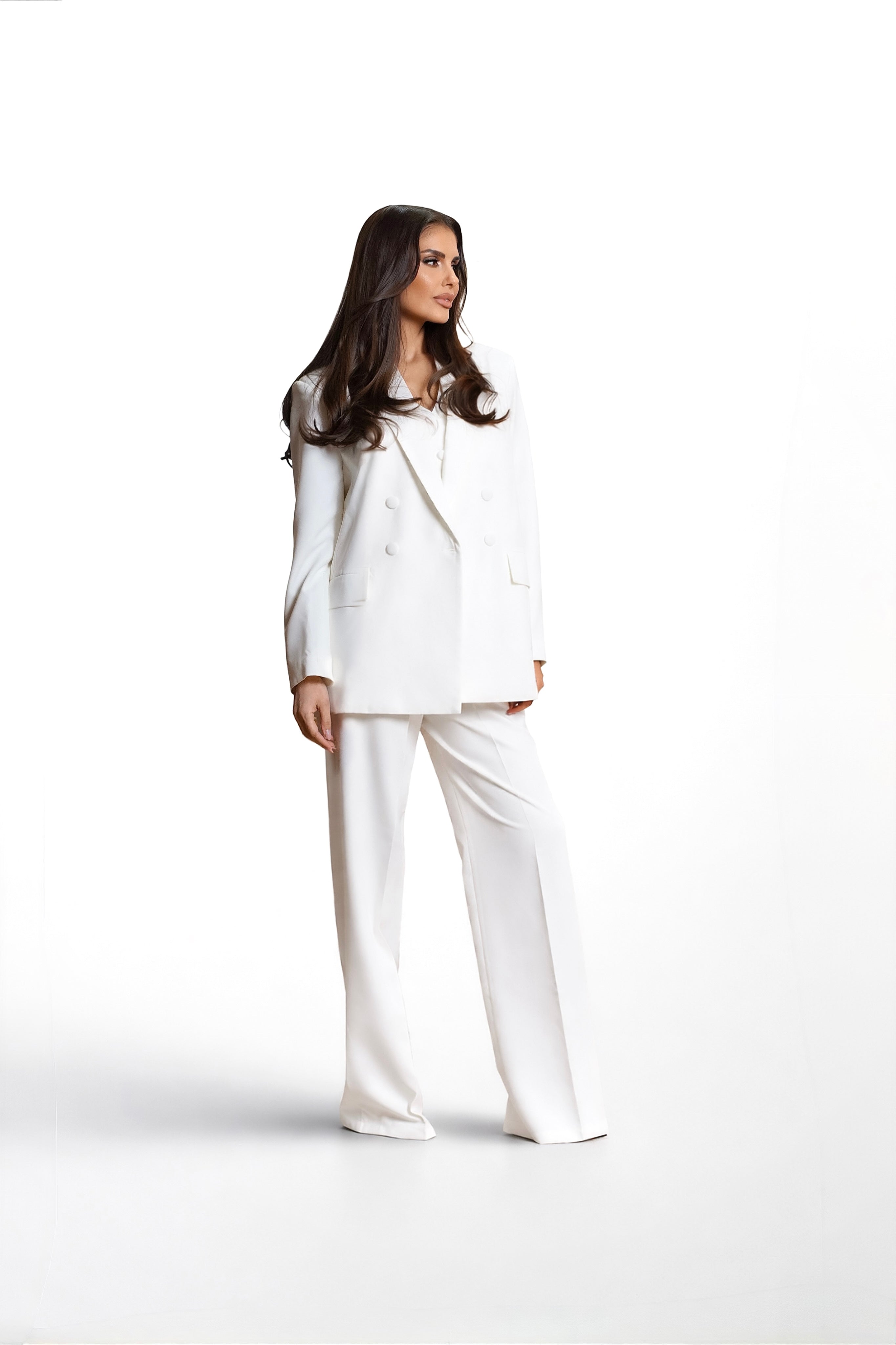 Костюм от три части в бяло: Wanted