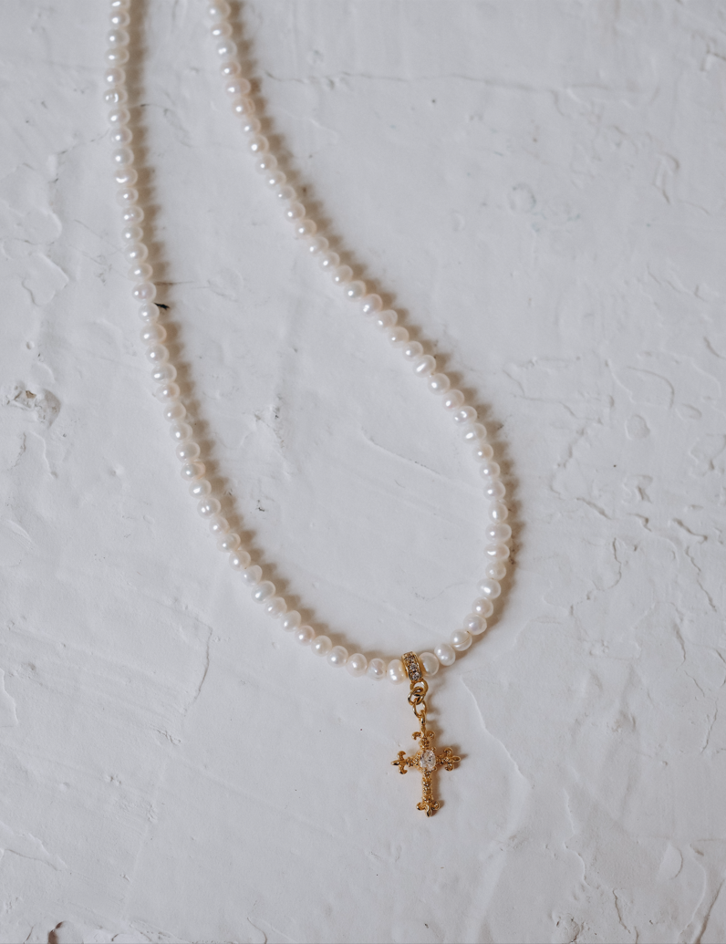 Чокър с естествени перли и кръстче