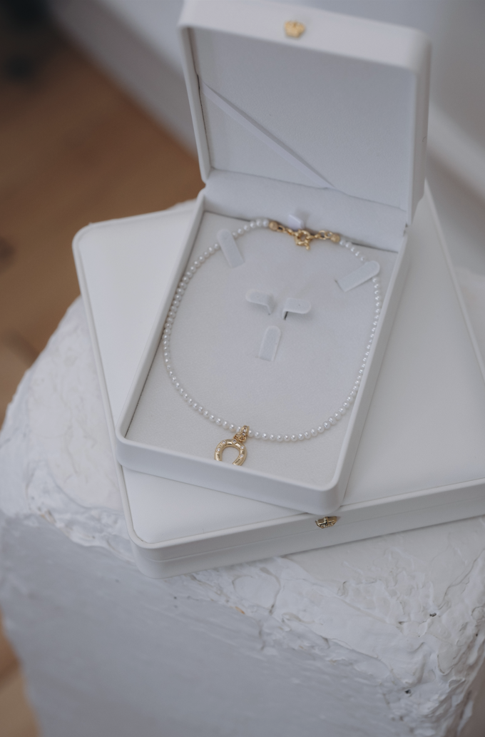 Колие от перли с висулка подкова с циркони