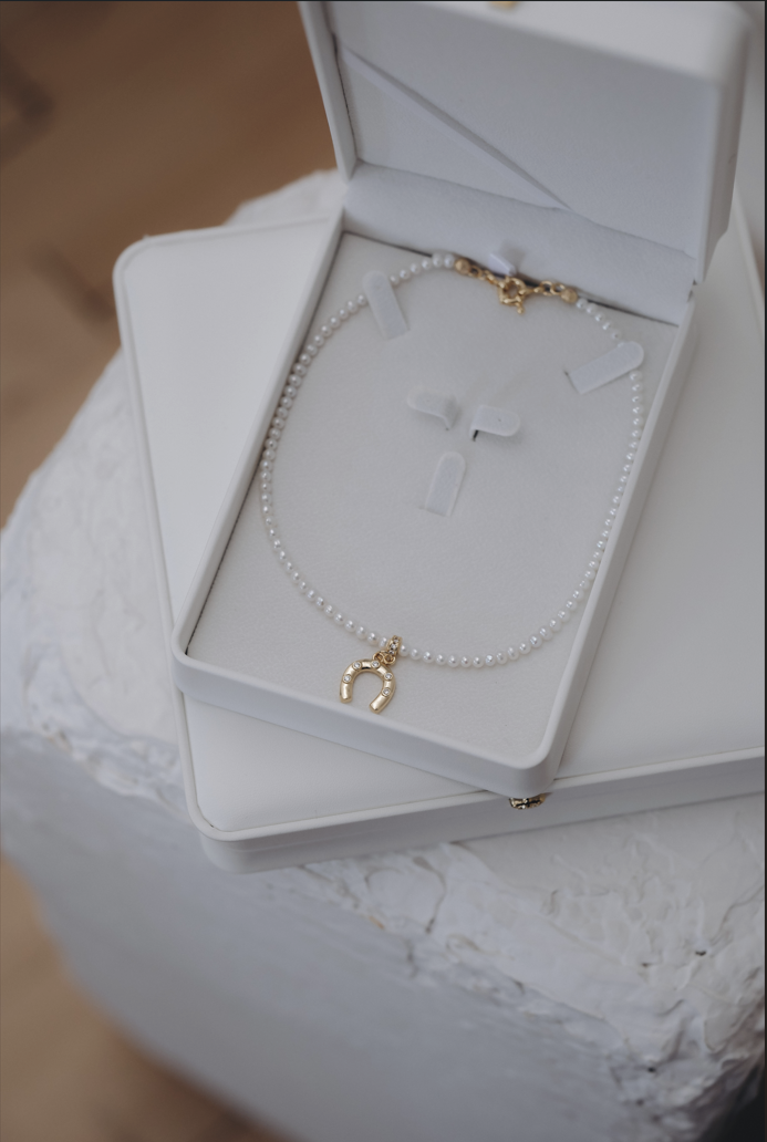 Колие от перли с висулка подкова с циркони