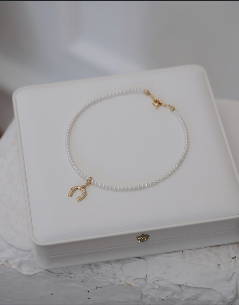 Колие от перли с висулка подкова с циркони