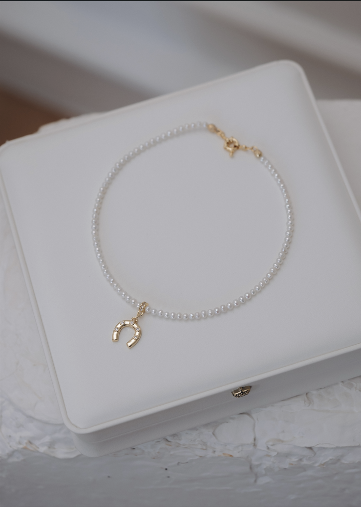 Колие от перли с висулка подкова с циркони