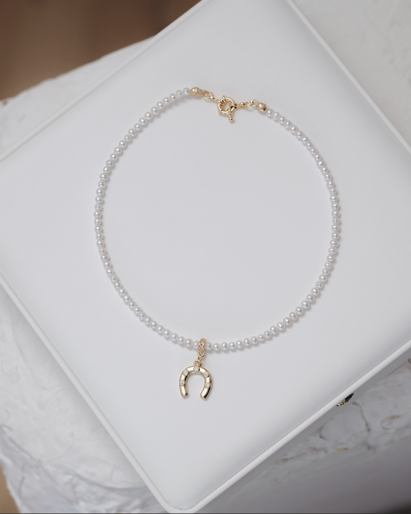 Колие от перли с висулка подкова с циркони