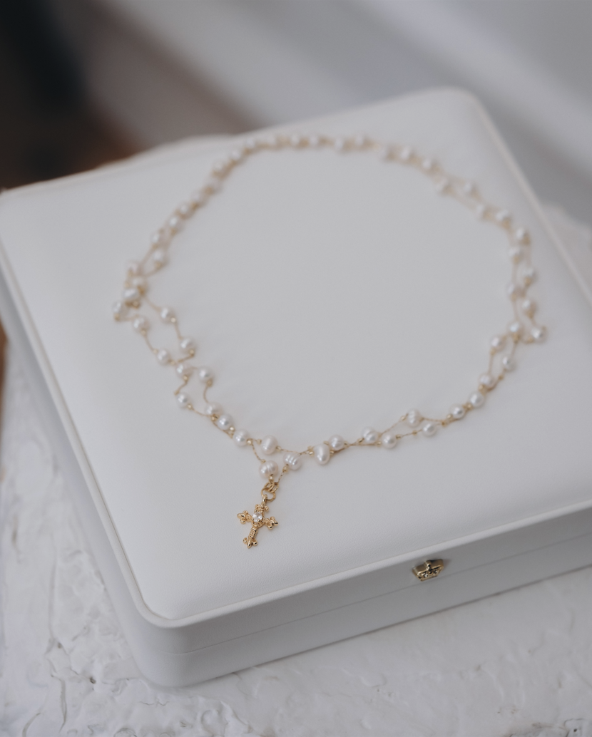 Колие чокър от естествени перли с висулка кръст