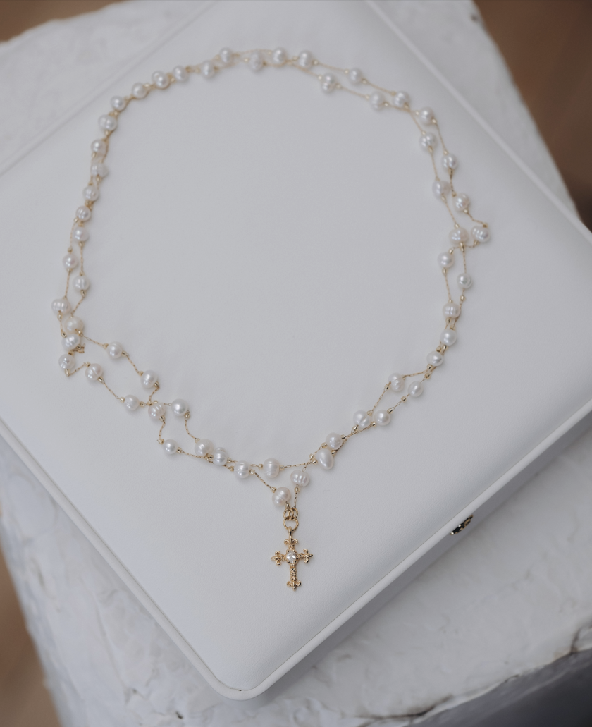 Колие чокър от естествени перли с висулка кръст