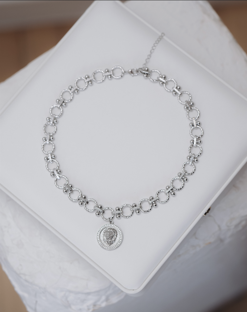 Колие с верига и висулка с изображение на лъв