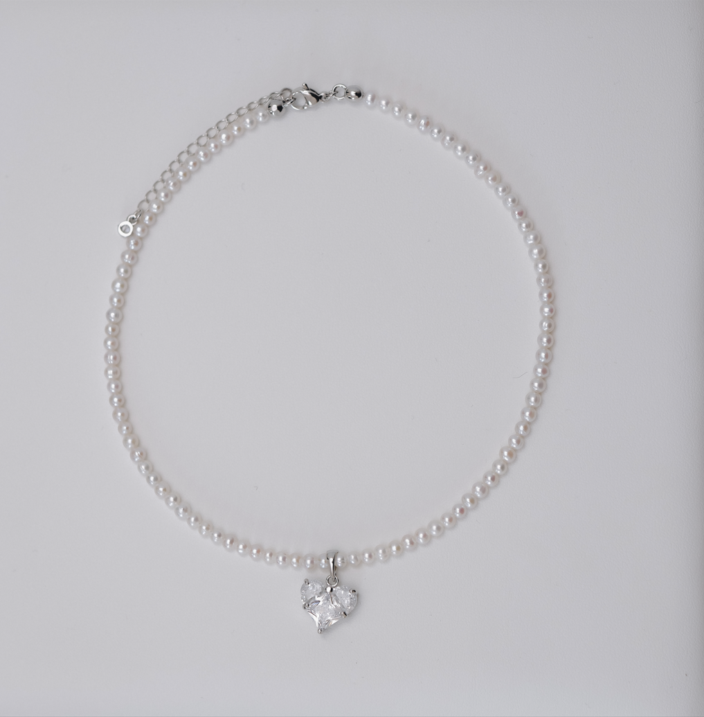 Колие от перли с висулка сърце с циркон