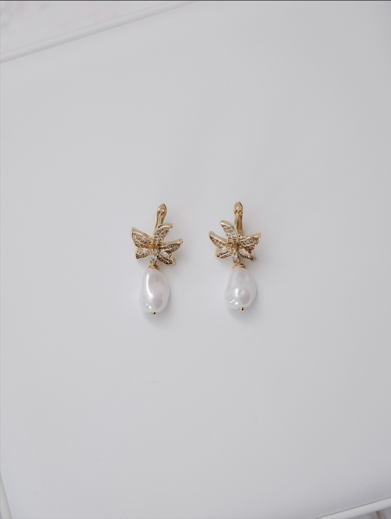 Обици цвете с перли и циркони