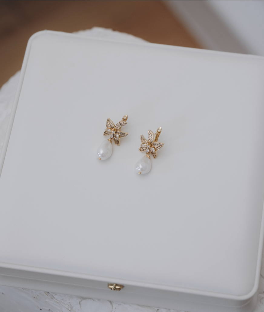 Обици цвете с перли и циркони