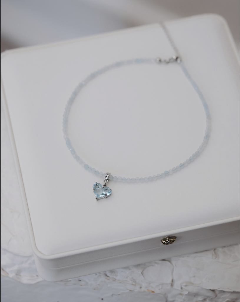 Колие от аквамаринови мъниста с висулка сърце с циркони