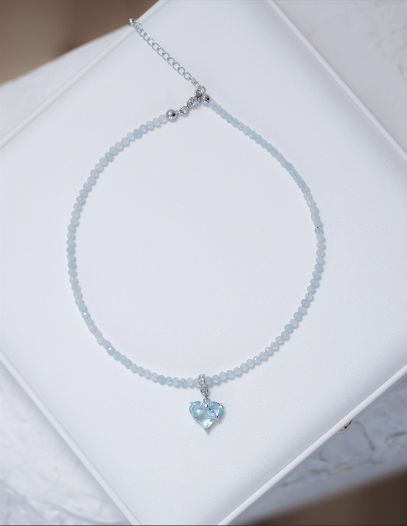 Колие от аквамаринови мъниста с висулка сърце с циркони