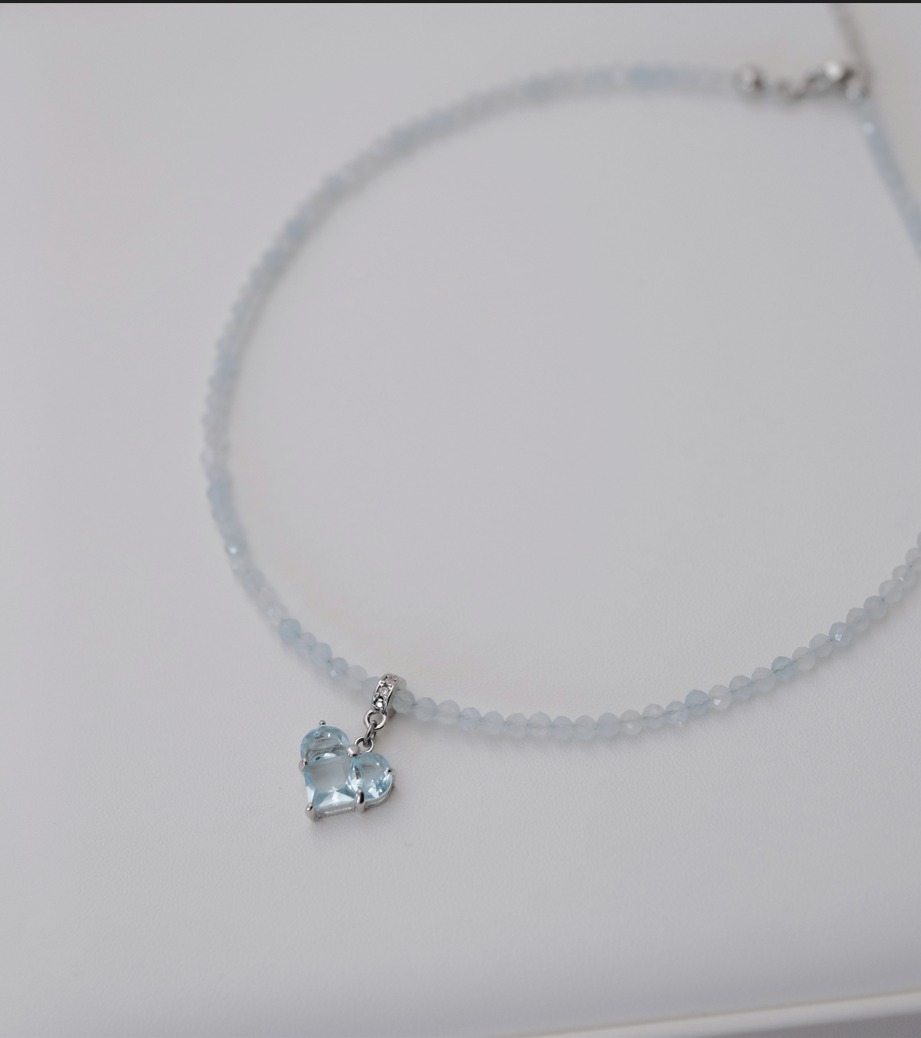 Колие от аквамаринови мъниста с висулка сърце с циркони