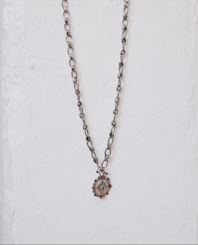 Колие с верига и висулка с циркони