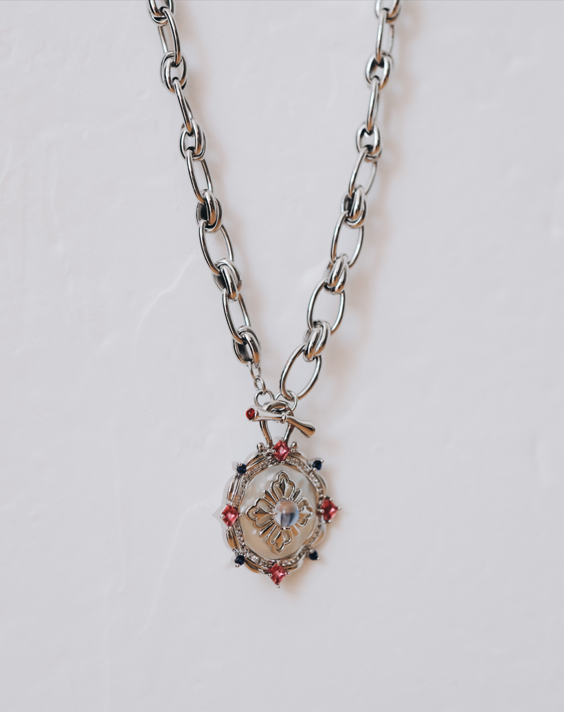 Колие с верига и висулка с циркони