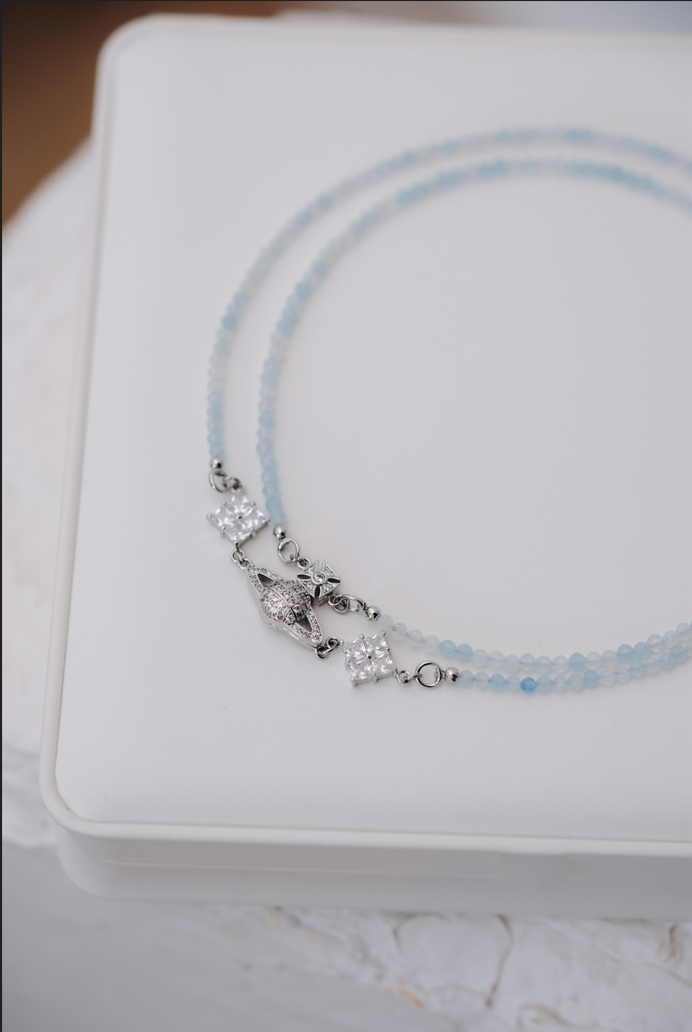 Двуредно колие с логото Vivienne W