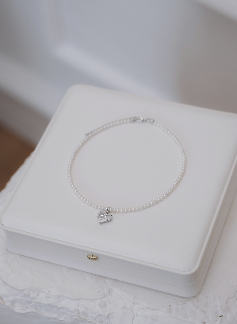 Колие от перли с висулка сърце с циркон