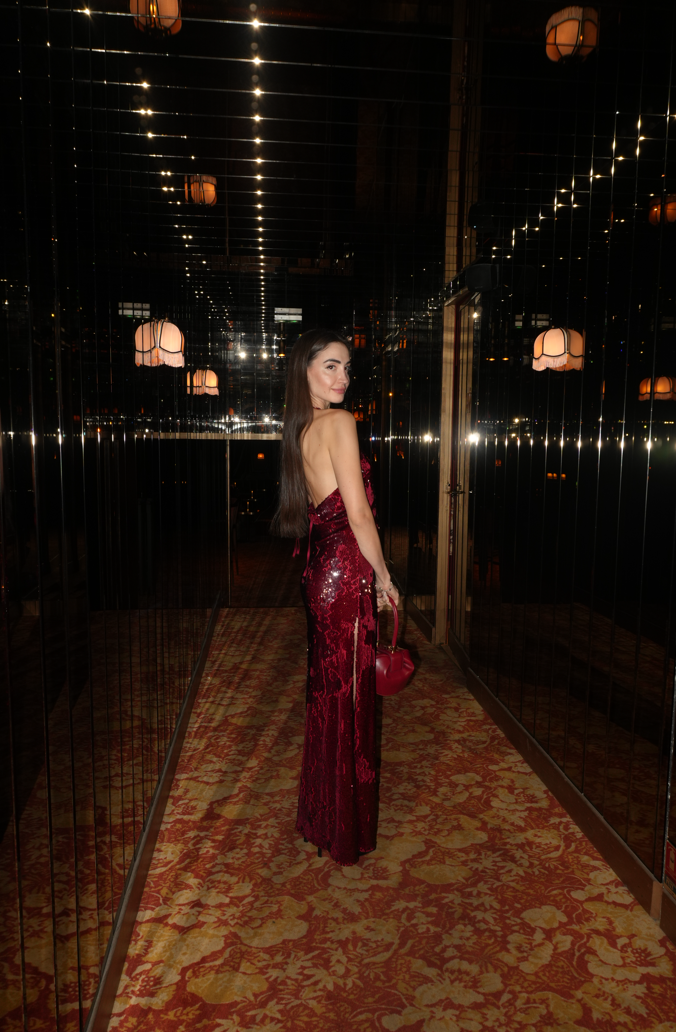 Дантелена рокля с гол гръб в бордо: Amperium