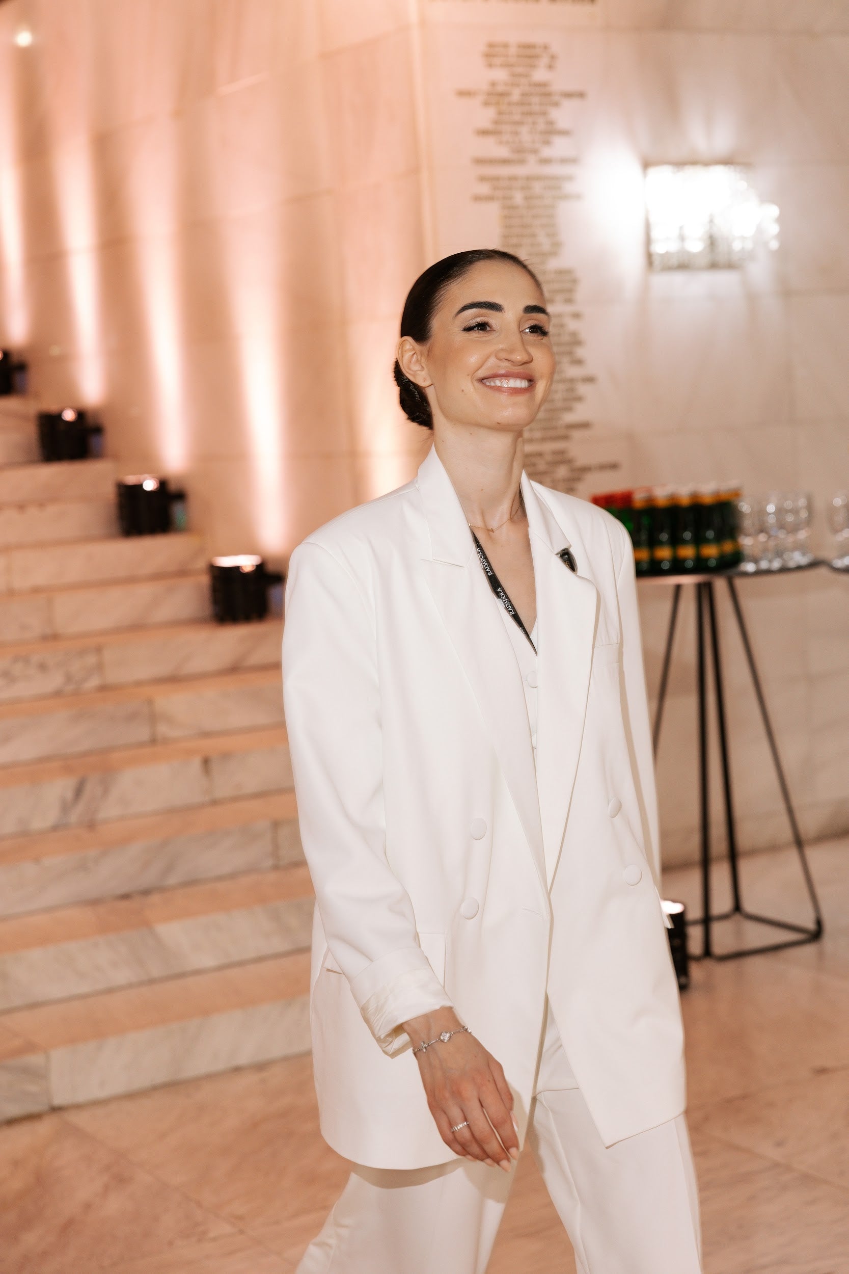 Костюм от три части в бяло: Wanted