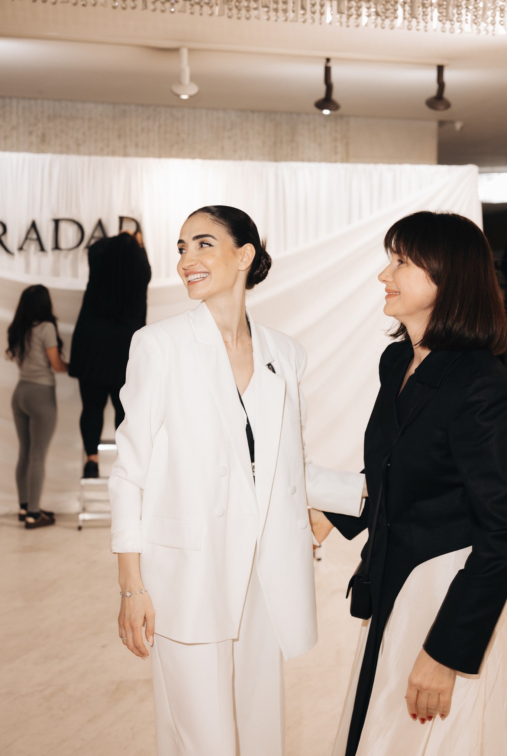 Костюм от три части в бяло: Wanted