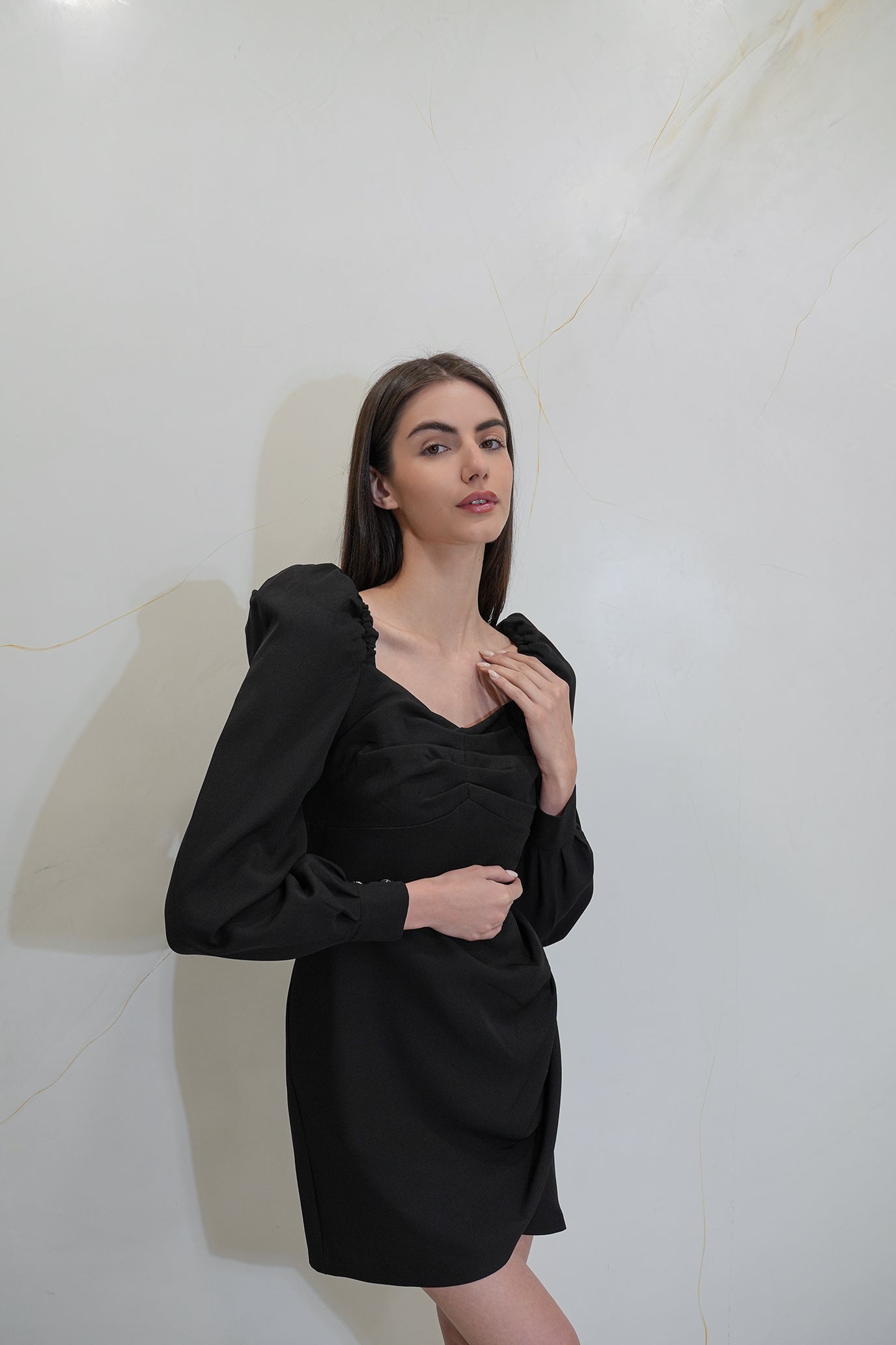 Рокля в черно: Tuine