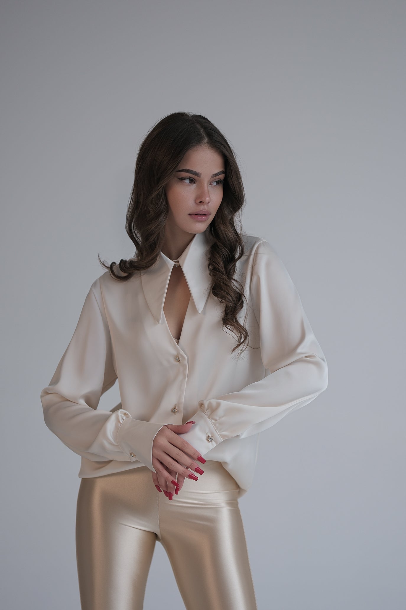 Сатенена риза в бежово: Cristine