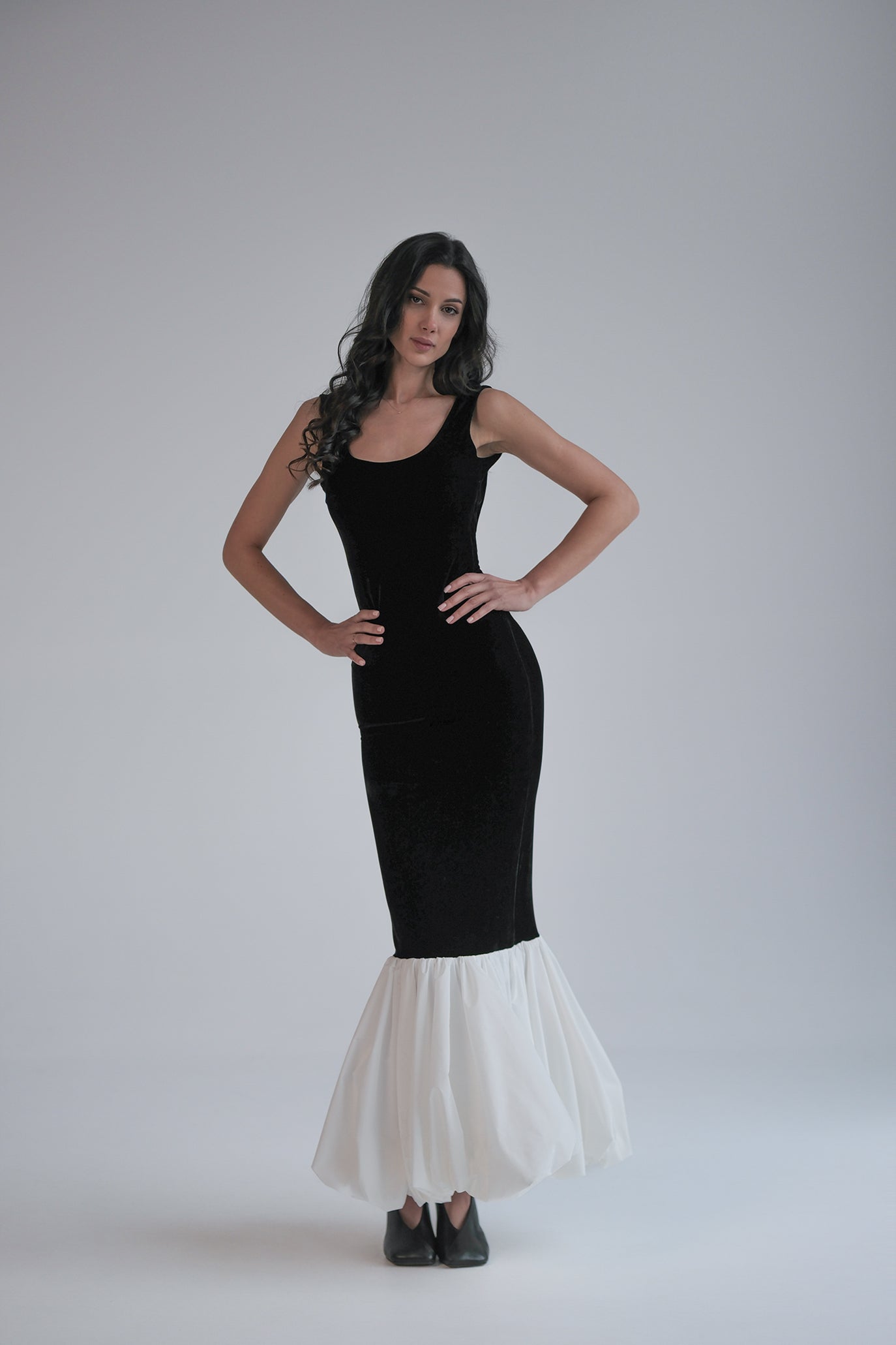 Рокля с гол гръб в черно: Selenes