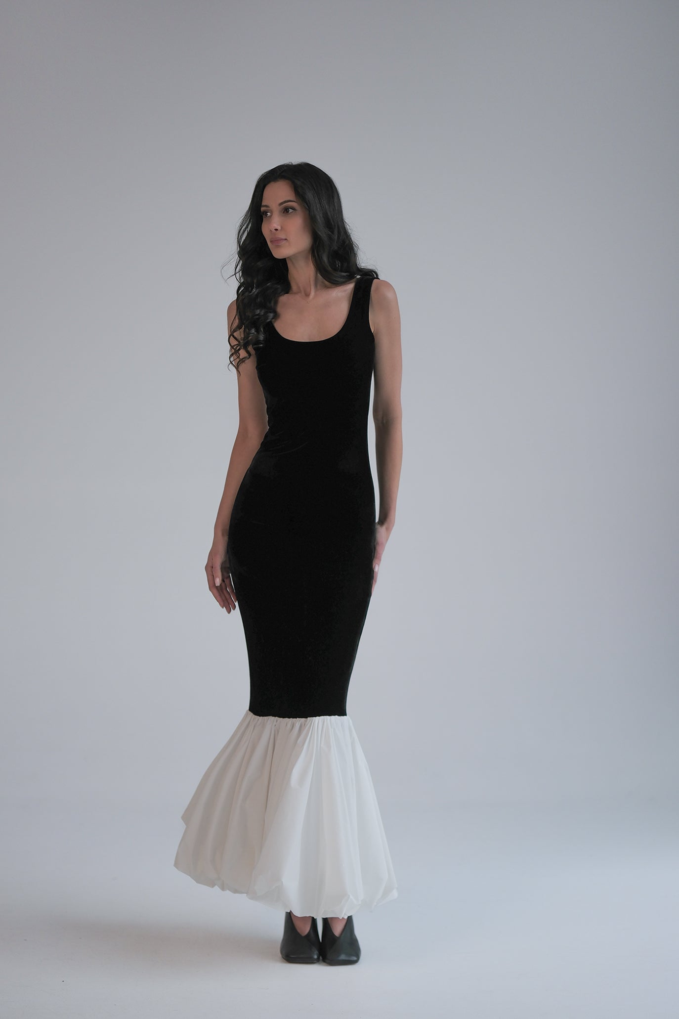 Рокля с гол гръб в черно: Selenes