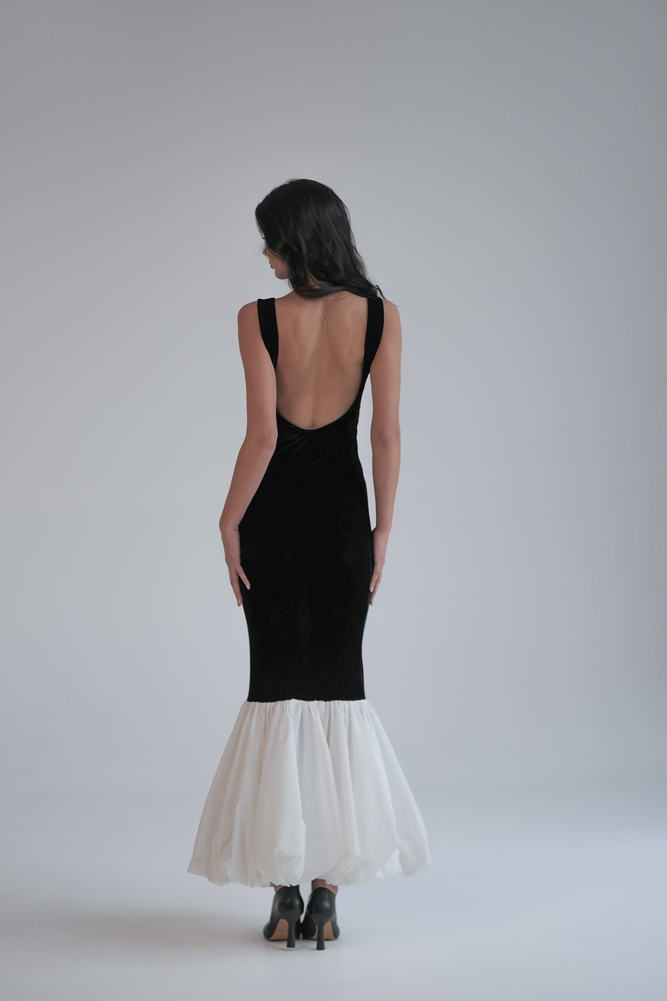 Рокля с гол гръб в черно: Selenes