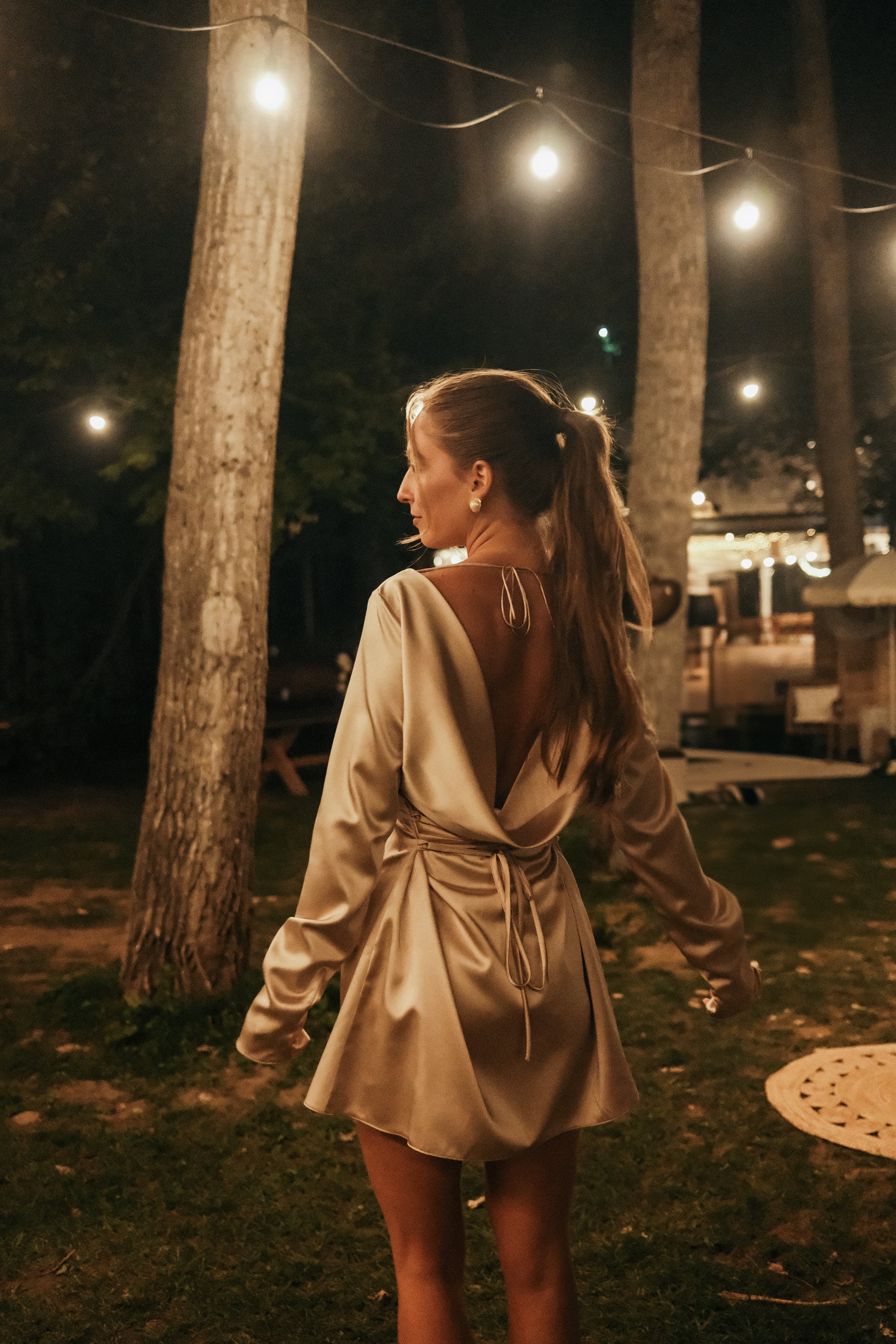 Къса рокля с ефектен гръб в златисто: Glowelle