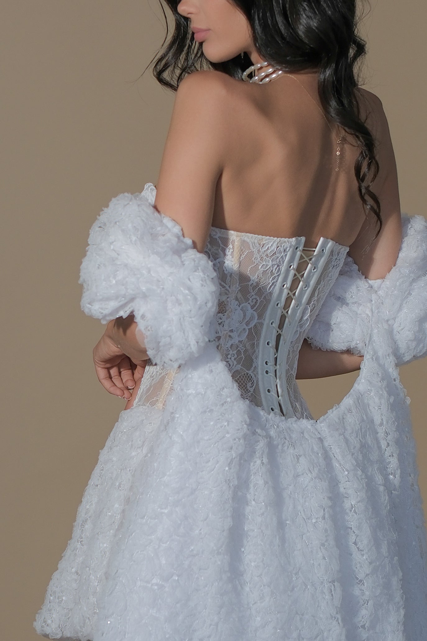 Къса дантелена рокля в бяло с шлейф: Forana