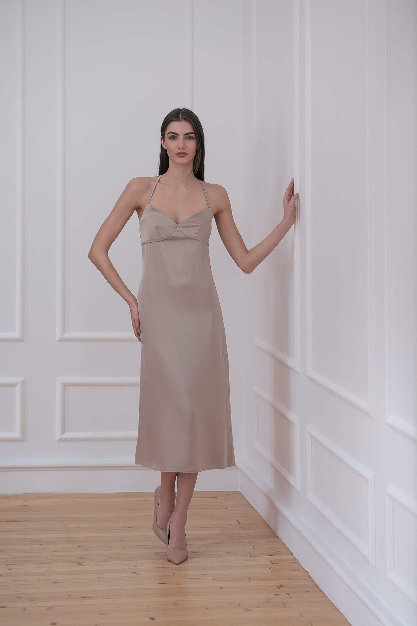 Сатенена рокля в цвят капучино: Luxury Eve