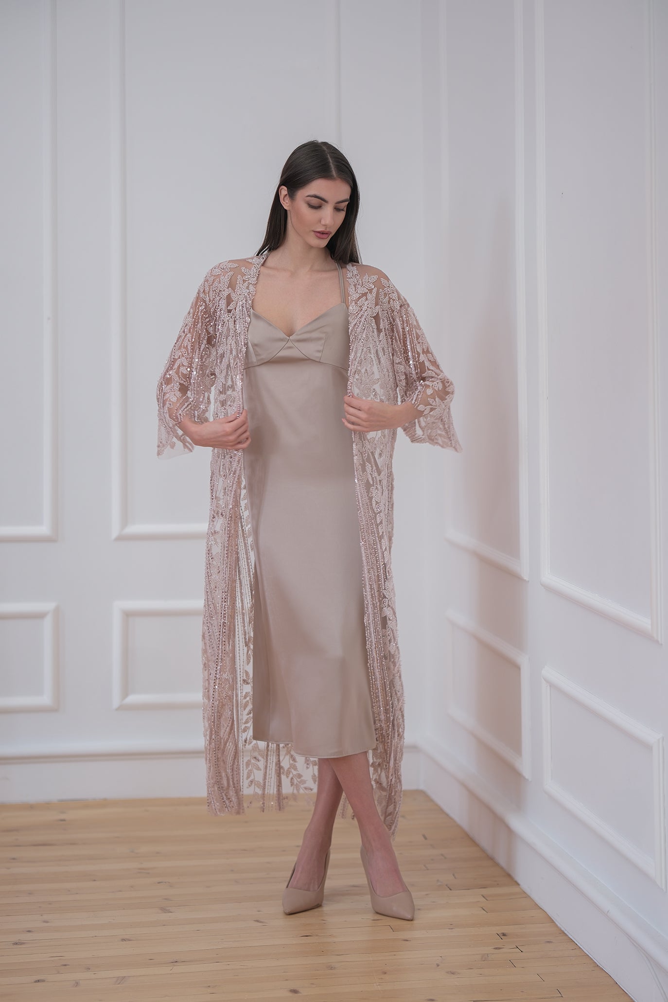 Сатенена рокля в цвят капучино: Luxury Eve