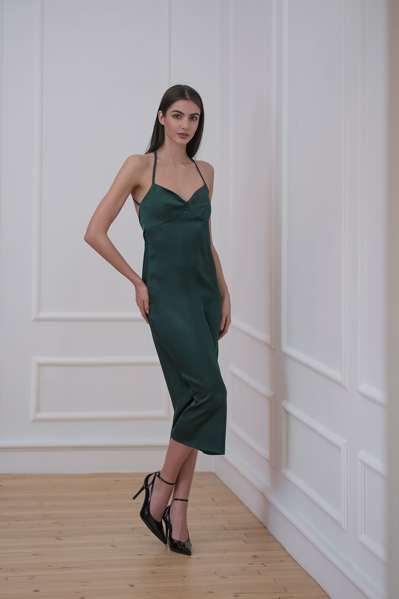 Сатенена рокля в масленозелено: Luxury Eve