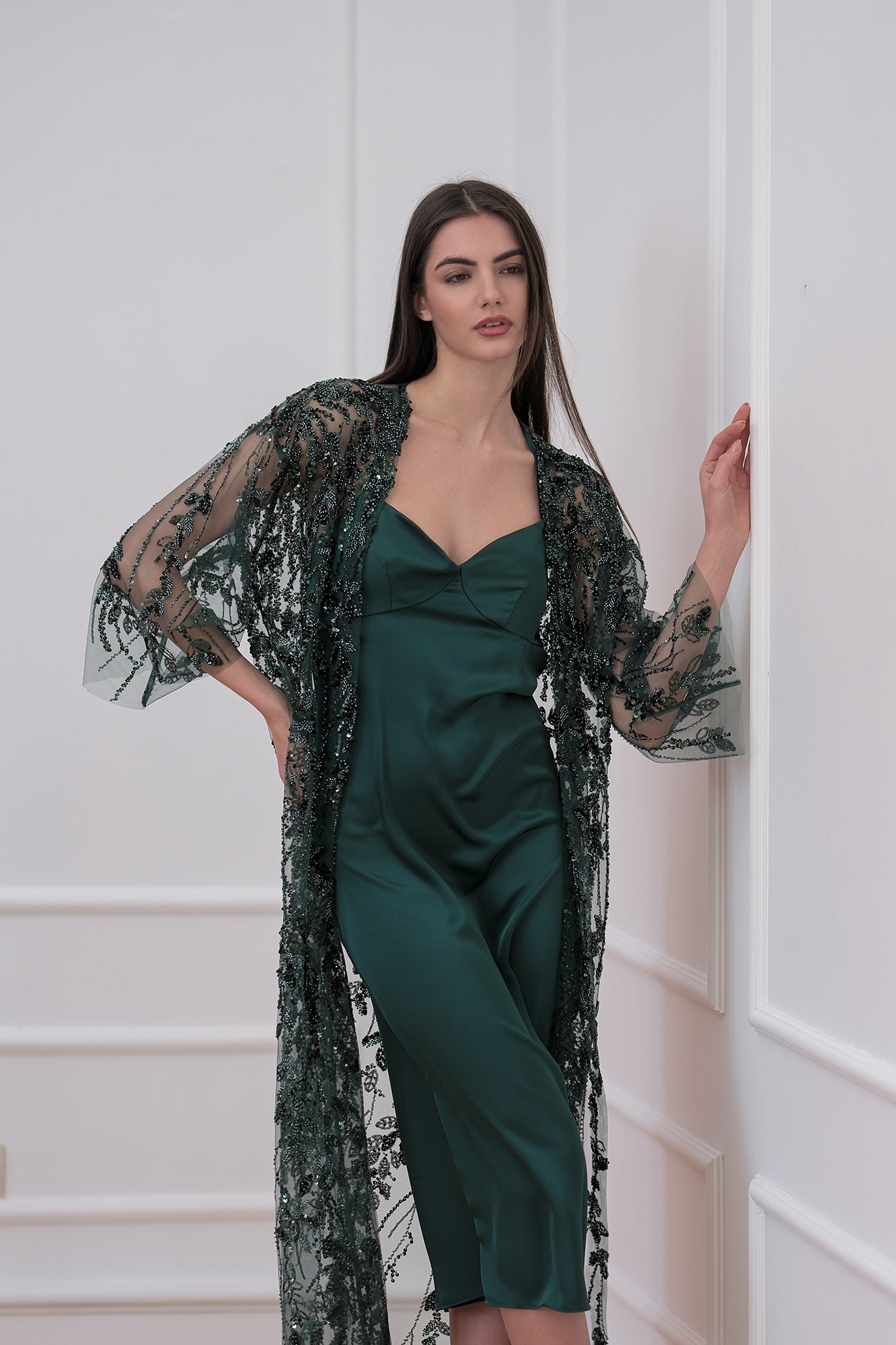 Сатенена рокля в масленозелено: Luxury Eve