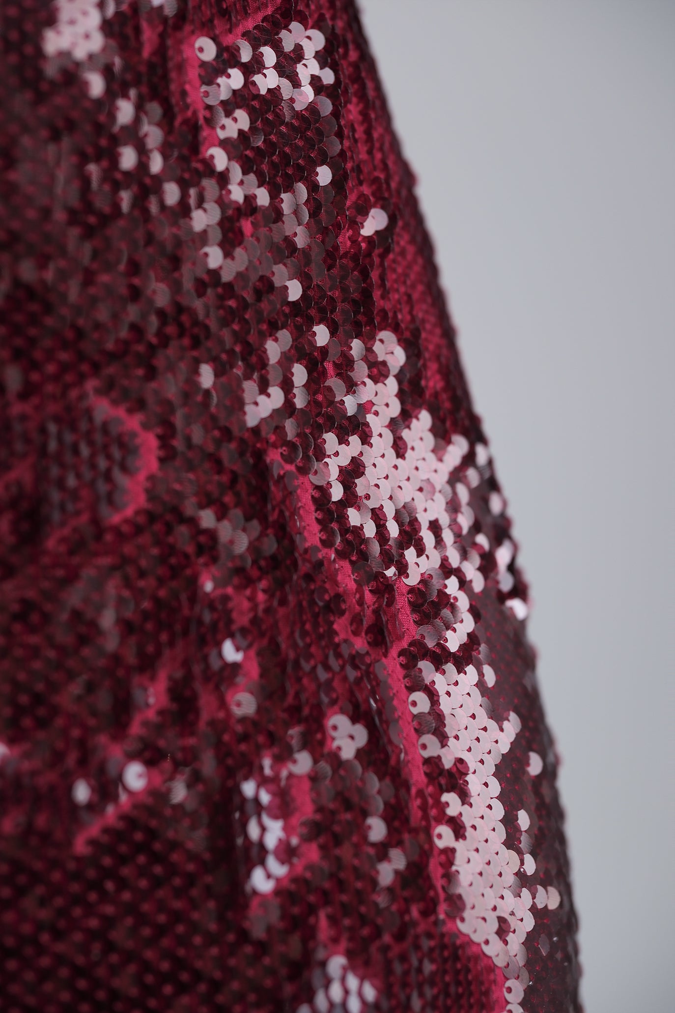 Дантелена рокля с гол гръб в бордо: Amperium