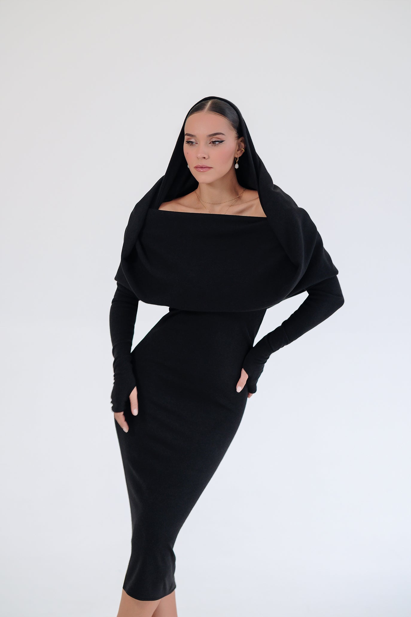 Дълга рокля с ръкави в черно: Linda