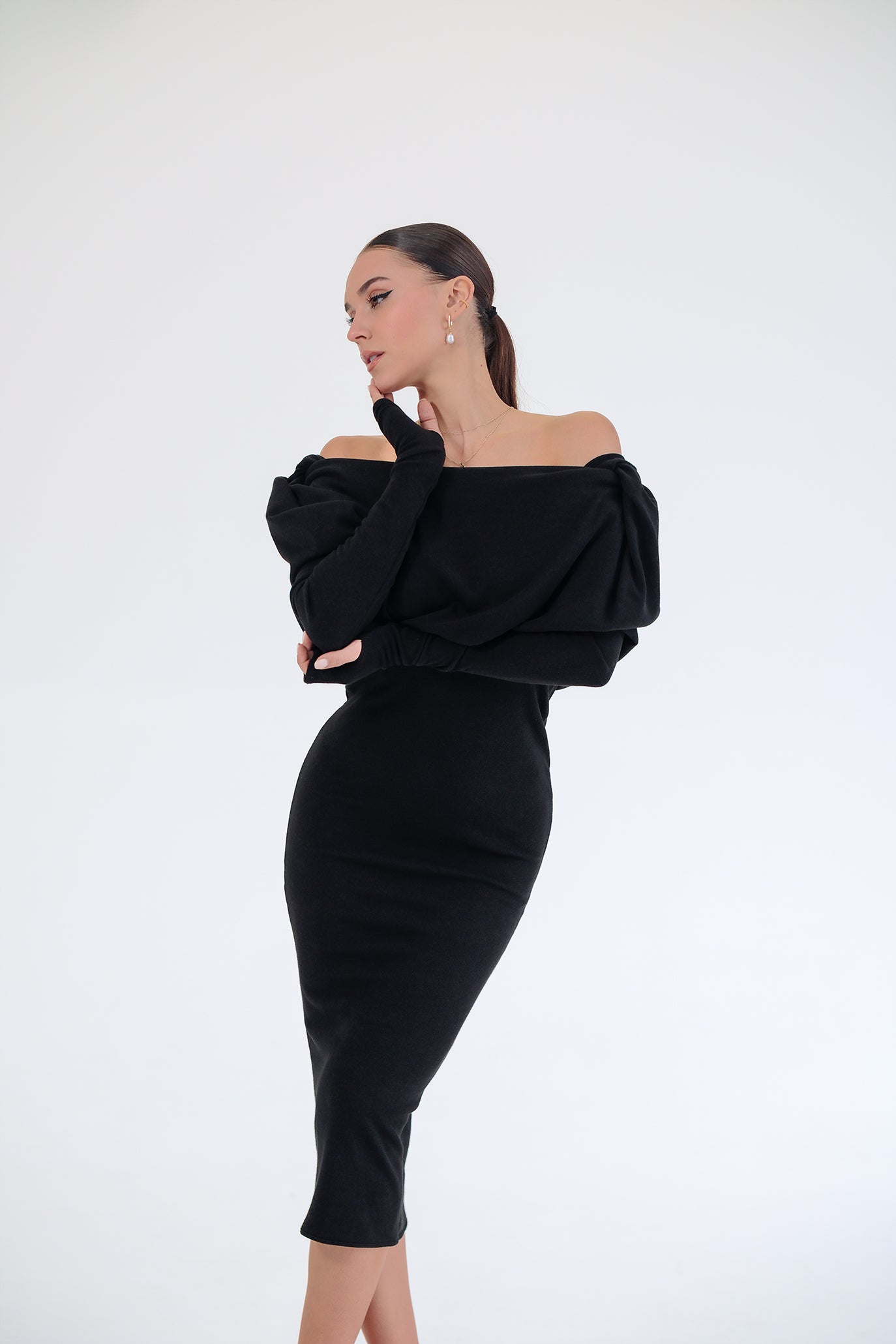 Дълга рокля с ръкави в черно: Linda