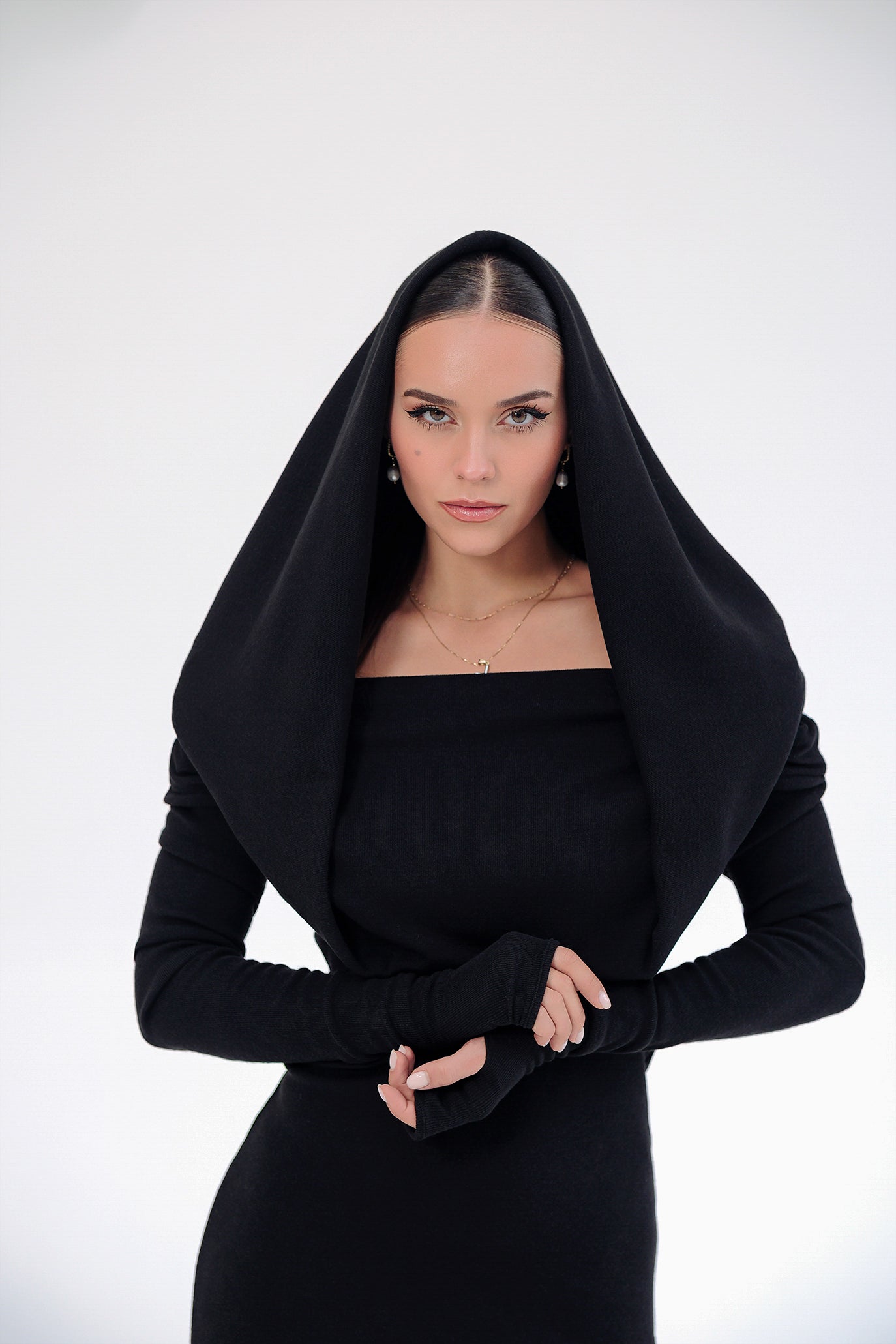 Дълга рокля с ръкави в черно: Linda