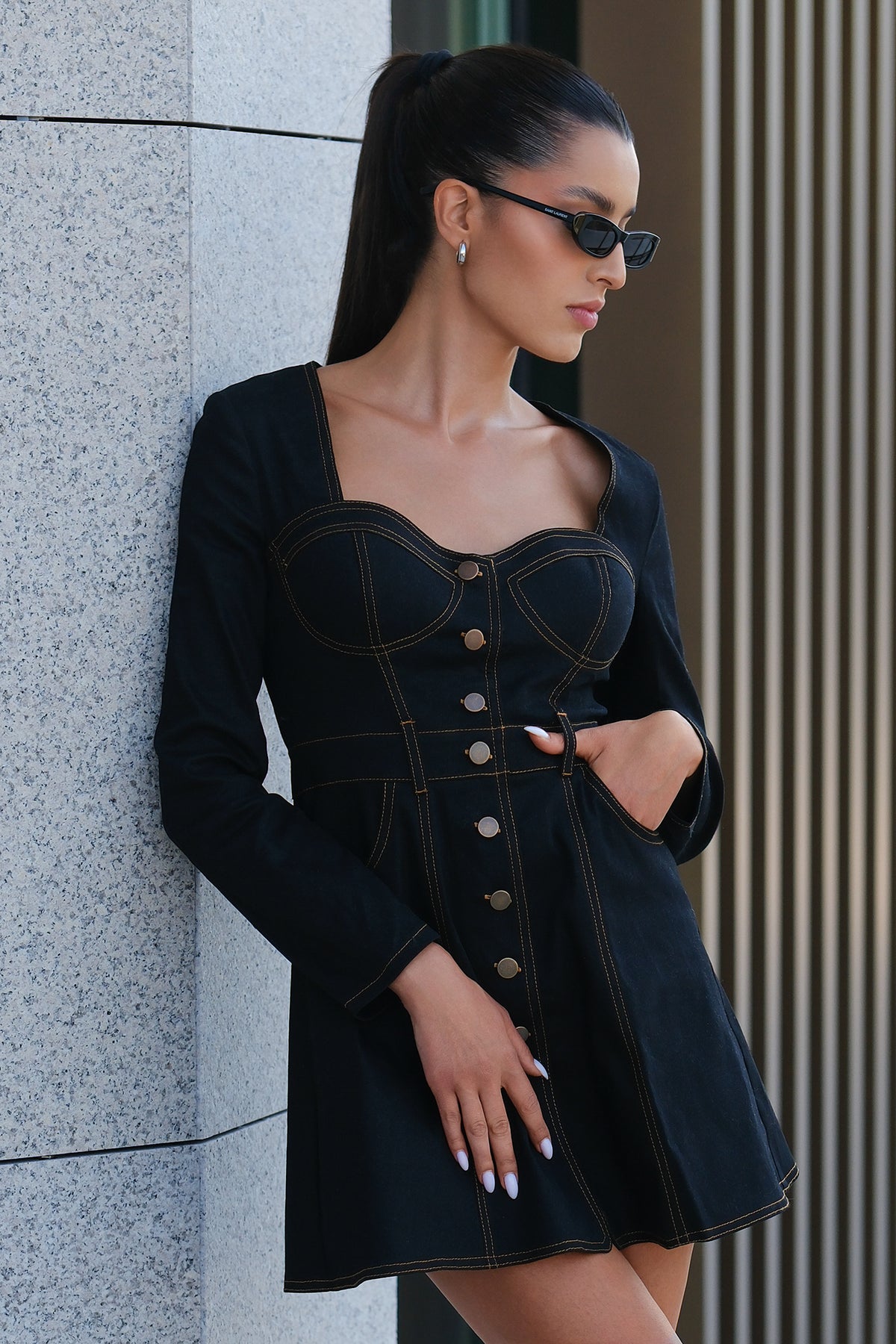 Рокля в черно: Noya