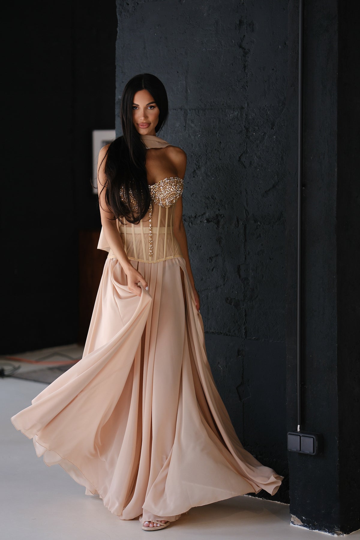 Официална рокля в бежово: Lova
