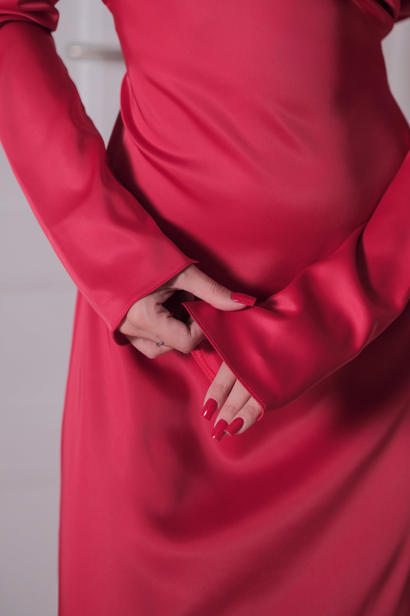 Дълга рокля с ефектен гръб в червено: Glowelle