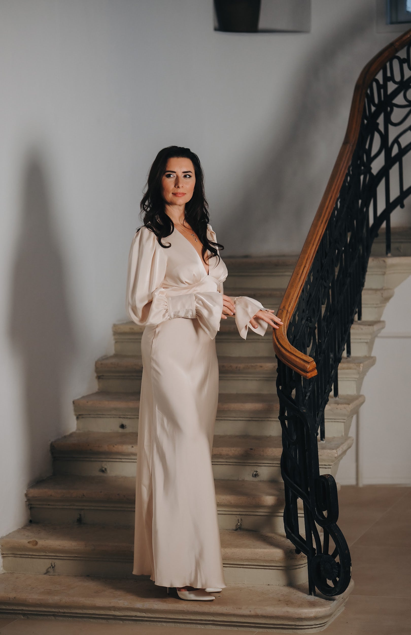 Елегантна минималистична рокля в кремав цвят: Unéa