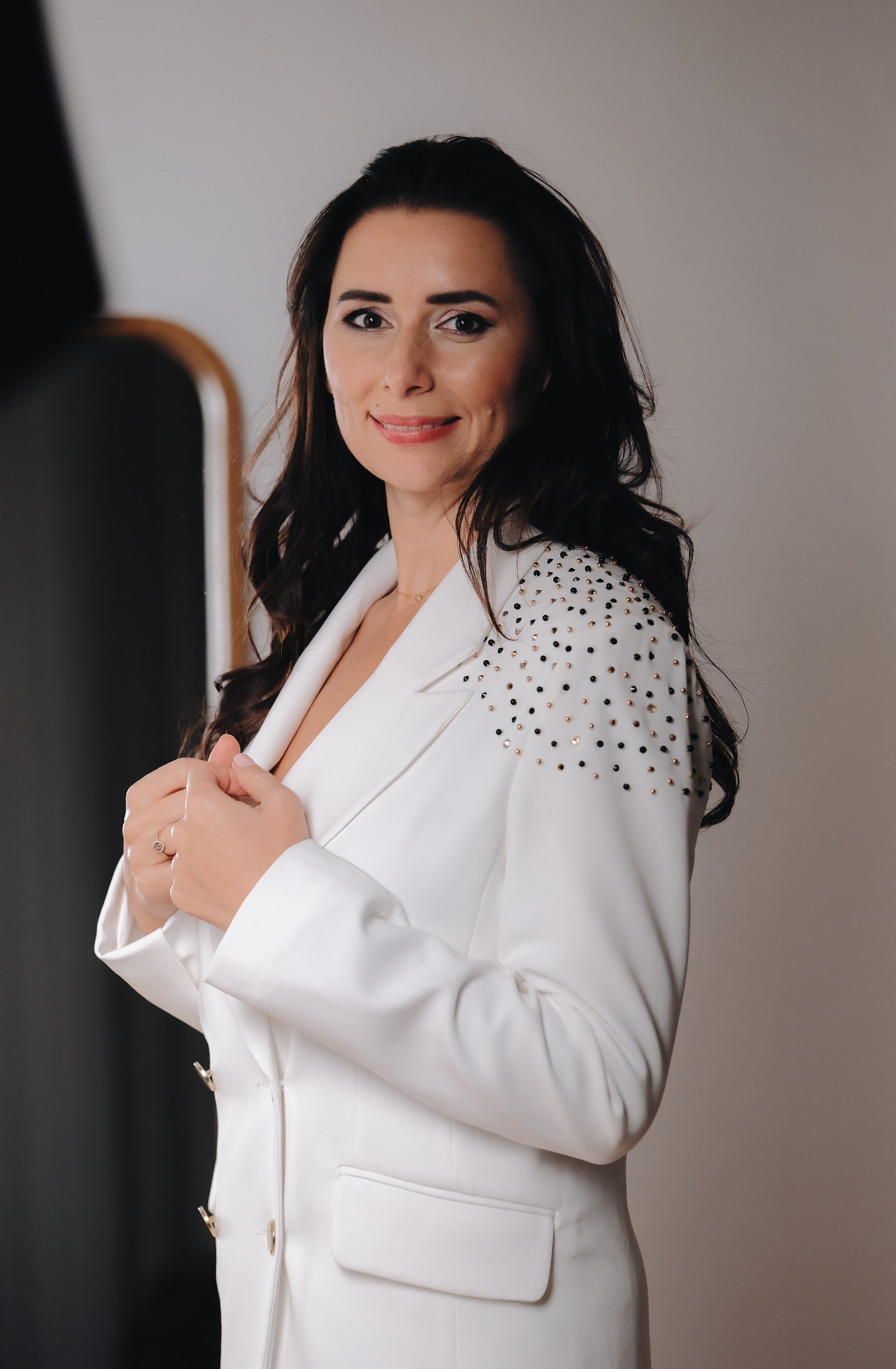 Сако с ръчно нашити кристали в бяло: Renew