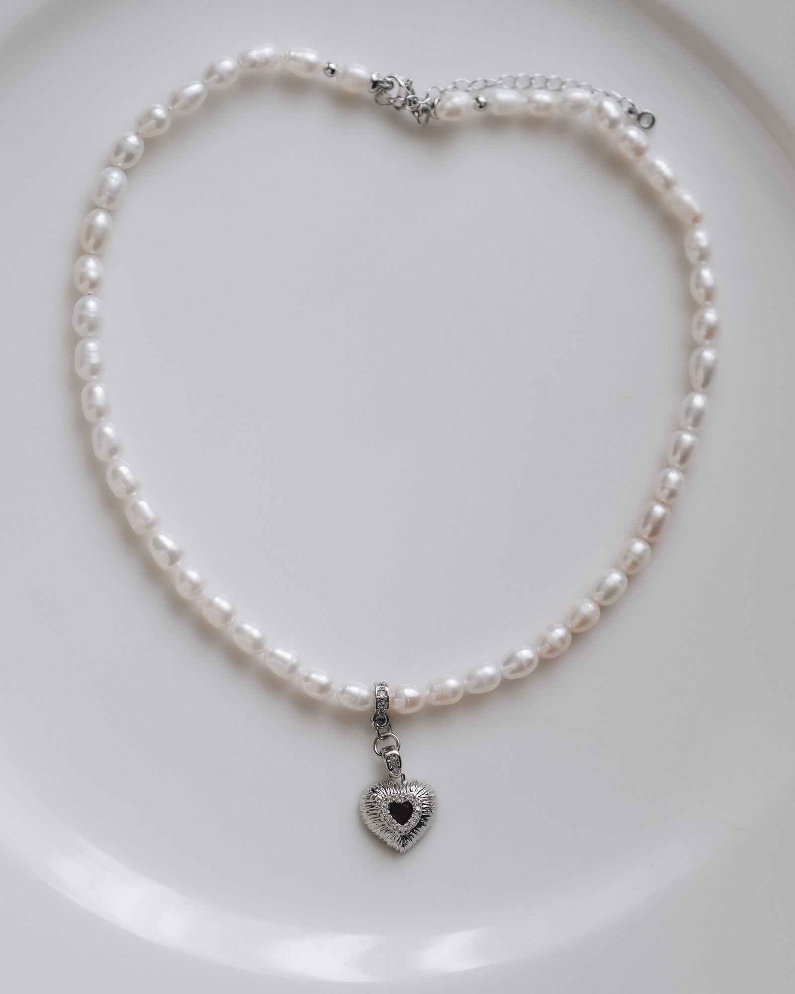 Колие с висулка сърце в сребристо