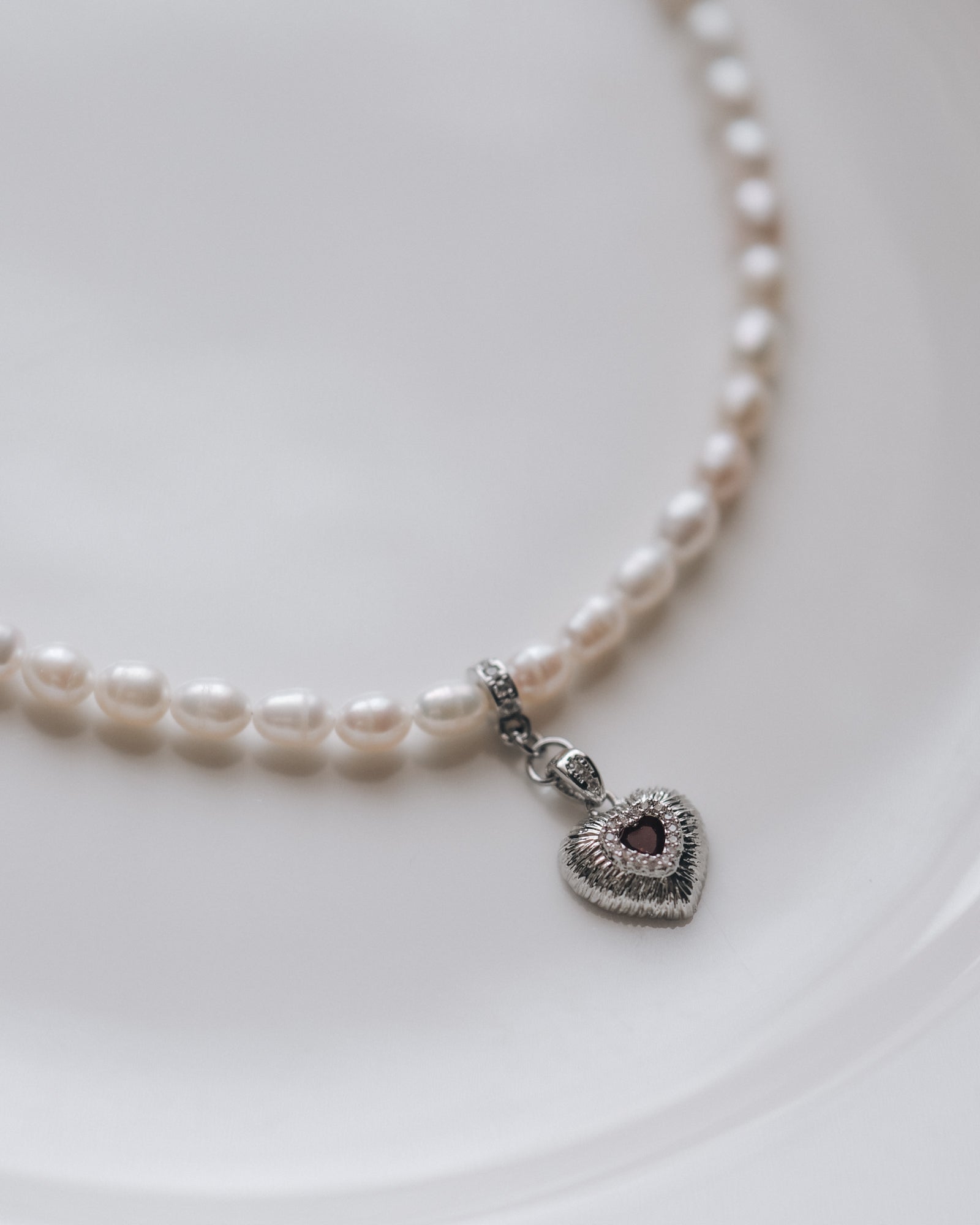 Колие с висулка сърце в сребристо