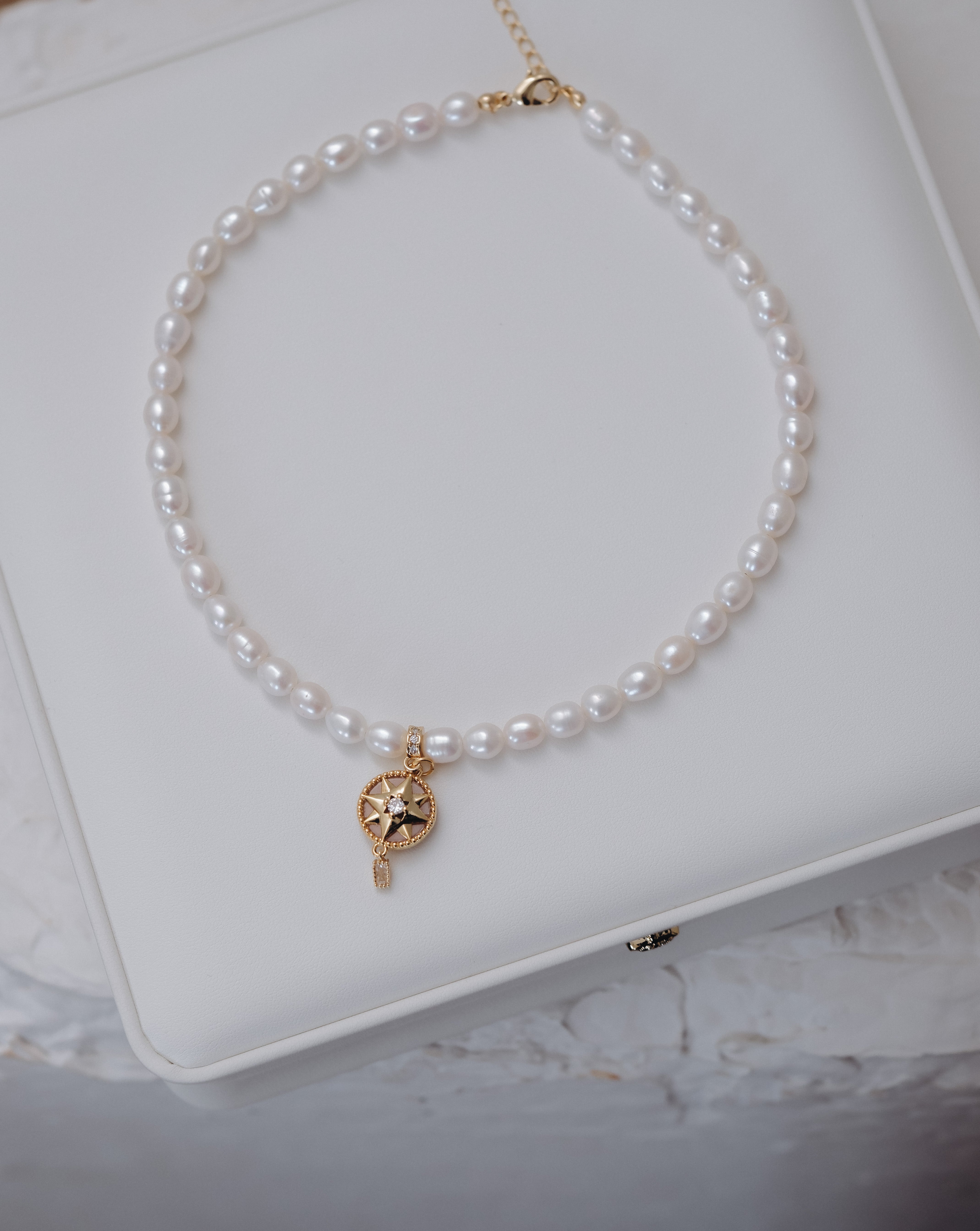 Колие от перли с висулка звезда с циркони