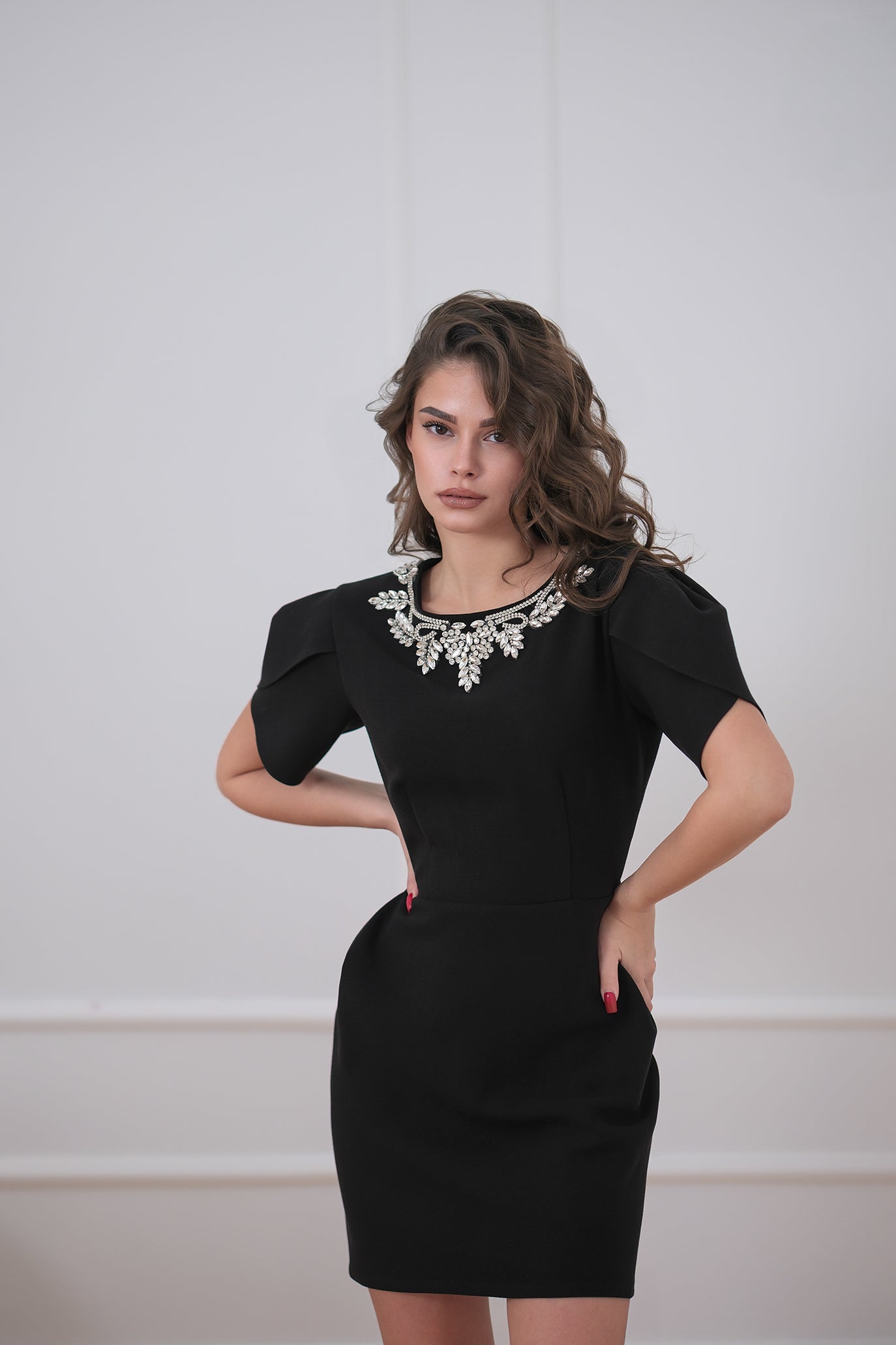 Коктейлна рокля в черно: Loara