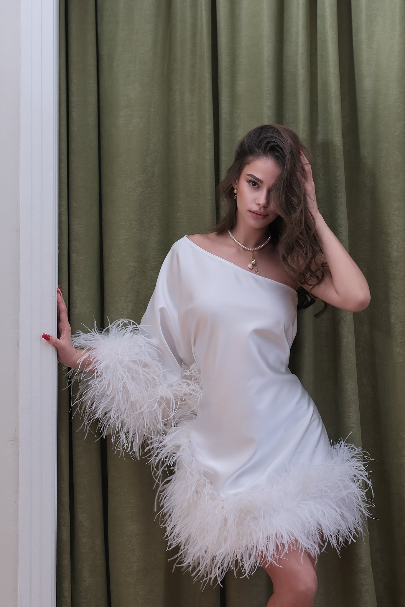 Къса свободна рокля в бяло: Goddess
